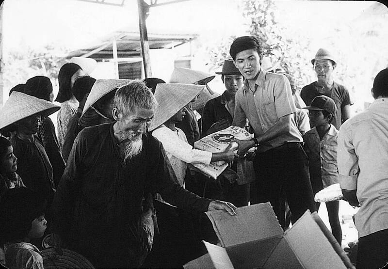圖為當時駐越南農耕隊人員分發玉米種子予農民。（圖片來源：Flickr／財團法人國際合作發展基金會。）