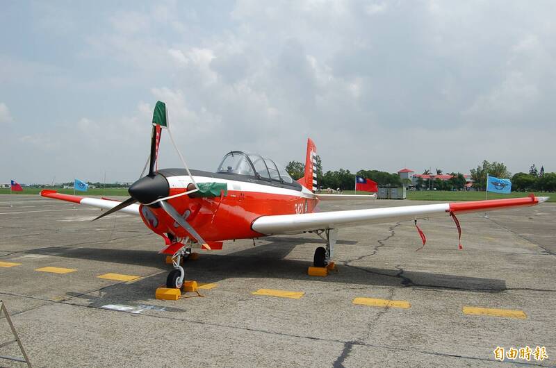 反觀初教機研製生產一案，估計耗資2百多億經費，卻極可能如同打水漂一般，無助於實現國防自主，也無法帶動我國航太產業升級發展，恐糟蹋「國機國造」的立意與初衷。圖為T-34C初級教練機。（資料照）