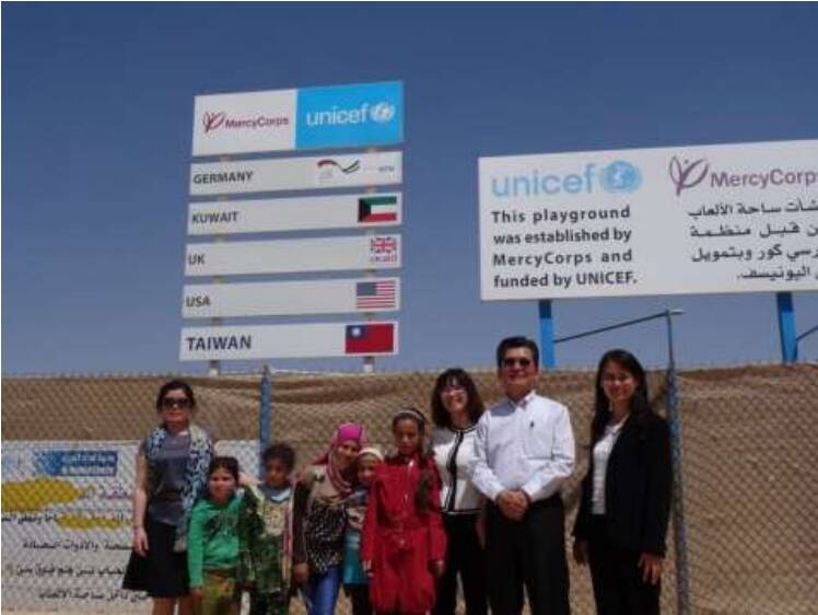 圖三、約旦扎塔裏難民營中，臺灣國旗與其他援助國以及聯合國的旗幟並列。（資料來源：國合會《104年度北約旦水井修復計畫監督任務返國報告》第20頁）