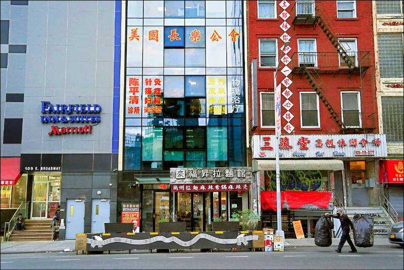 美國執法人員日前逮捕兩名涉嫌在紐約設立「中國秘密警察局」的美國公民，兩人代表中國公安部在紐約唐人街成立美國第一個海外警察局。圖為兩人以紐約曼哈頓的中國僑團「長樂公會」作為掩護，設立「秘密警察局」，而後又轉移到同在紐約的福建同鄉會。（路透）