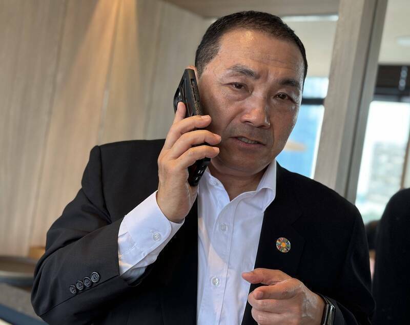 新北市接連2天發生槍擊案，侯友宜於新加坡致電新北市警察局長掃蕩犯罪。每逢新北發生重大治安案件，侯友宜的操作模式就是對媒體放震怒消息。（新北市府提供）