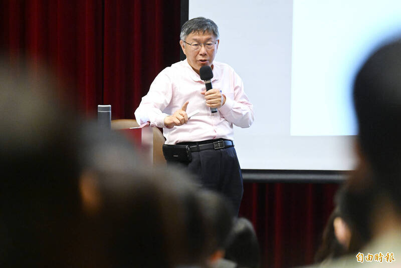 柯文哲在政大對青年學生演講，說反送中事件背後其實是經濟問題，不相信一條法律能激起那麼大的運動。（本報資料照）