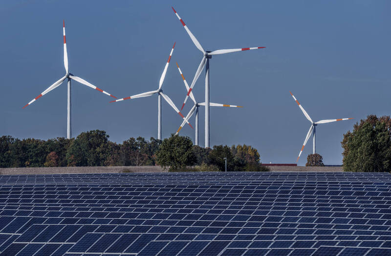 太陽能和風力發電都拿得到綠電憑證，為什麼還這麼多人認為他們不環保？（Bloomberg）