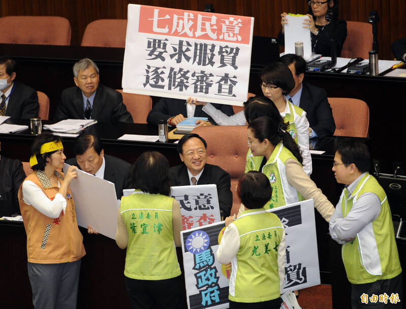 圖為當時國民黨籍召委將海峽兩岸服務貿易協議送院會存查。在野黨立委於立法院議場內，在列席的行政院長江宜樺身旁高舉標語，表達強烈不滿。（資料照）