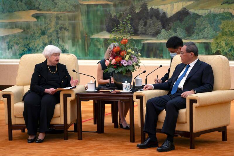 美國財政部長葉倫（Janet Yellen）（左）日前出訪中國，與總理李強（右）就美中兩國的經濟議題進行會談。（法新社）