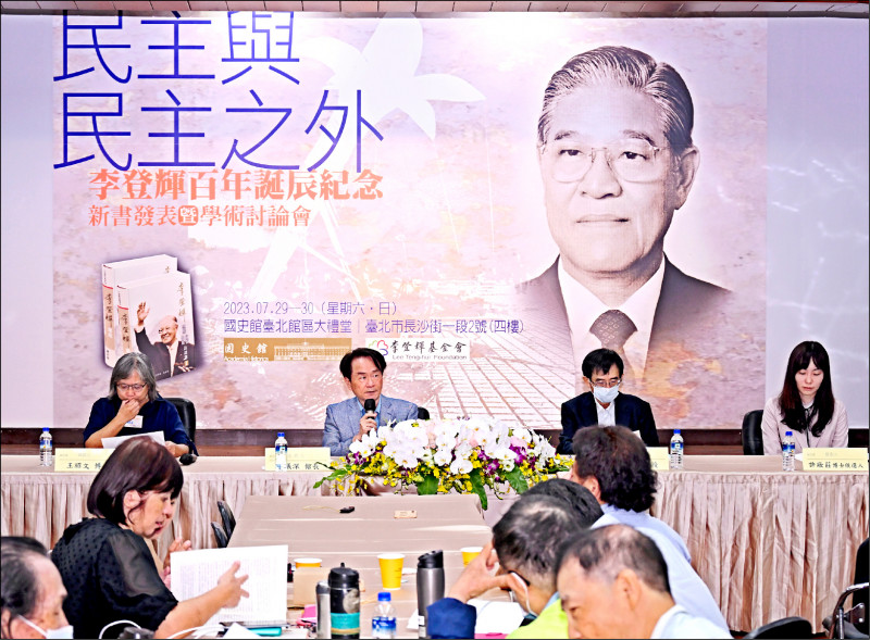 美中競爭，新冠疫情，烏俄戰爭，地緣政治瞬息萬變，維持現狀就是落伍。二○二四，有人甚至主張從現狀倒退，在已逝的中國與美歐夥伴關係上刻舟求劍。這就考驗著台灣的頭家，當越來越多人淡忘李登輝之際，有沒有更多的人站在他的肩上、超越他的視野，令吾土吾民早日抵達理想的願景。（資料照）