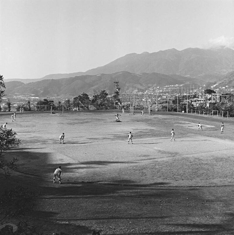 圖8 華興中學課後練球情形 案名：教育、學校含建築物。
檔號：0052/0047/1
來源機關：行政院新聞局
管有機關：國家發展委員會檔案管理局