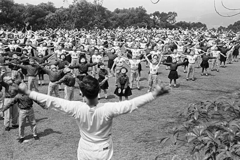 圖1 華興育幼院院童張開雙臂做擴胸運動。
案名：醫療院所、育幼院、兒童健康比賽、兒童中心
檔號：0051/0102/1
來源機關：行政院新聞局
管有機關：國家發展委員會檔案管理局