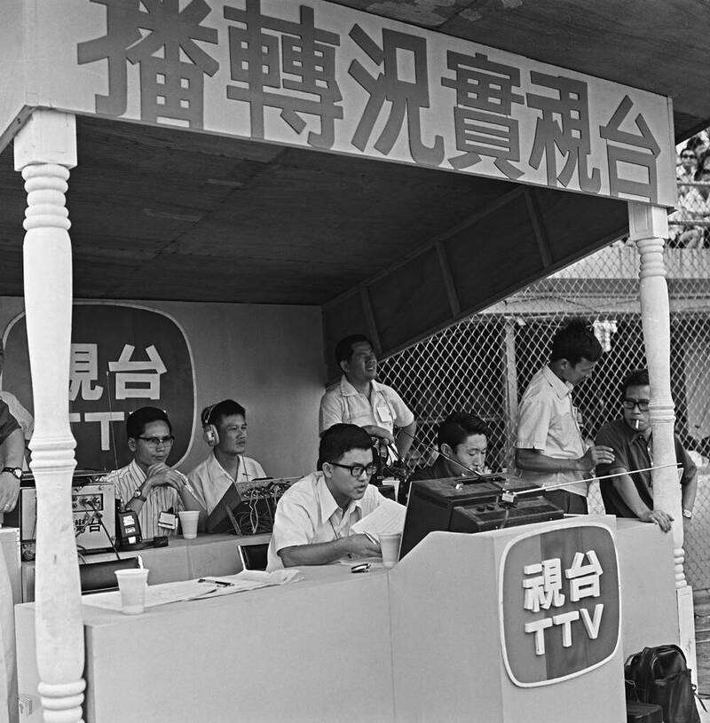 圖9 臺視公司主播盛竹如（前排中）實況轉播遠東區青少棒賽由華興中學大戰關島隊。
案名：節慶、典禮、少棒
檔號：0053/0076/1
來源機關：行政院新聞局
管有機關：國家發展委員會檔案管理局