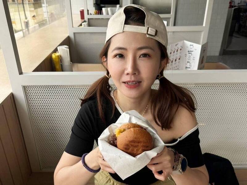 日前媒體報導藝人謝忻遊香港在漢堡店用餐後，掏出港幣要結帳卻被拒，該店只接受電子支付。店家表示現在是21世紀，言下之意，使用現金付款購物已經跟不上時代了。（翻攝自臉書）