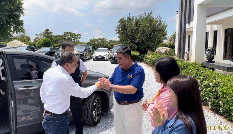 半年前，侯毅然拒絕黑金，輿論一片按讚。如今，病急亂投醫，把自己當時劃清的界線抹除。那些「牛鬼蛇神」，有沒有歸隊尚未可知，原本令人耳目一新的侯市長，卻已自證不再是清流了。（本報資料照）