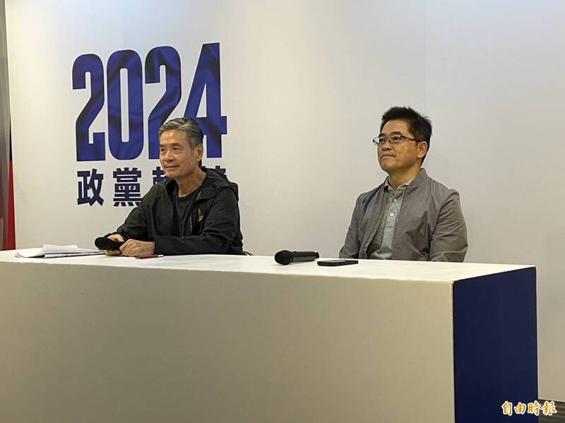 日前國民黨總統參選人侯友宜競選辦公室稍早提出「藍白合」的折衷方式，將「下架民進黨認同卡」改為「政黨輪替認同卡」，希望雙方能再次會面。圖為侯辦執行長金溥聰（左）及國民黨秘書長黃健庭。（資料照）