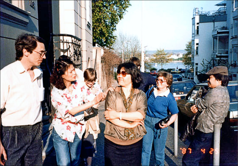 ▲ 左起：Klaus H. Walter（白衣者）、杜淑真（花衣者）、陳菊、德國分會1224小組召集人Uta（藍衣者）。（陳菊提供）