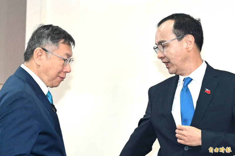 國民黨主席朱立倫（右）與台灣民眾黨主席柯文哲（左）上月月底（30日）出席政黨協商會議，會後發表四點共同聲明。（資料照）