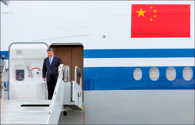 亞太經合會高峰會，刻在舊金山登場，「拜習會」也已敲定。美方透露，拜登將向習近平表明，任何對台灣選舉的行動或干涉，都將引發美方極度強烈的關切。圖為習近平專機抵達舊金山。（法新社）