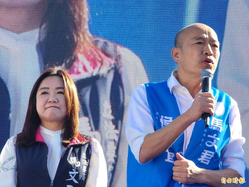 圖為國民黨不分區立委名單第一名韓國瑜（右）和南投縣第1選區立委參選人馬文君（左）。（資料照）