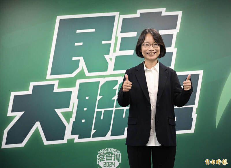 圖為代表民進黨挑戰現任藍營立委謝衣鳳的吳音寧（中）。（資料照）