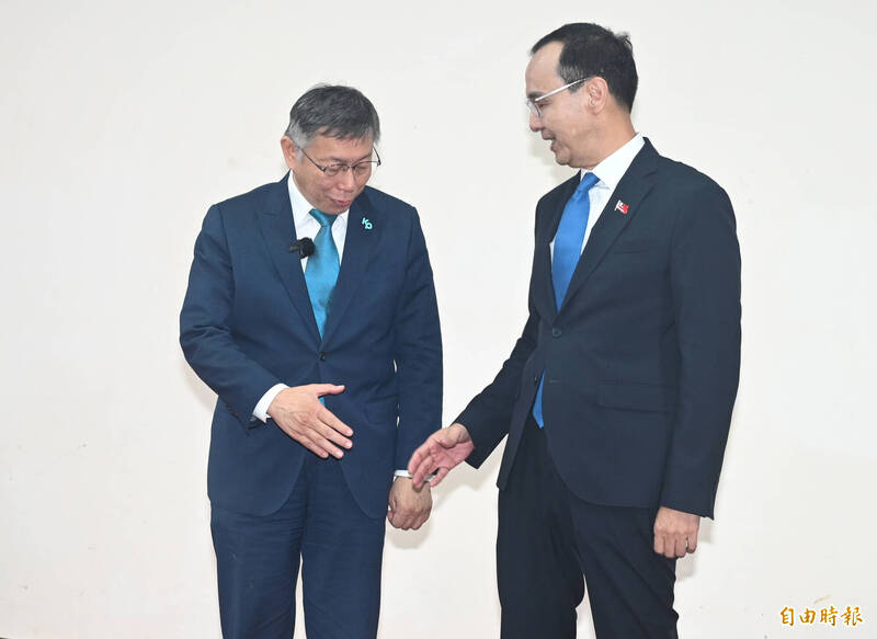 圖為國民黨主席朱立倫（右）及民眾黨主席柯文哲（左）。（資料照）