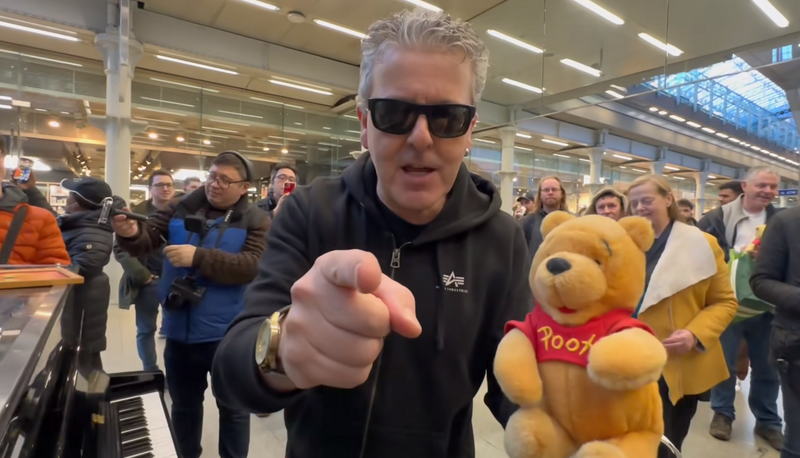 英國鋼琴家卡瓦納與中國的「小粉紅」在倫敦聖潘克拉斯車站的直播紛爭，演變成國際事件，事後卡瓦納更拿著小熊維尼玩偶高喊「願榮光歸香港」、「全力支持台灣人」。（圖擷取自直播影片）（圖擷取自Dr K Boogie Woogie YT頻道）