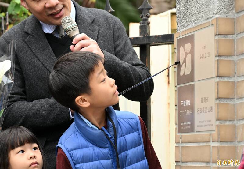 圖為昨日二二八受難家屬參訪不義遺址標示地點，小朋友仔細聆聽大人講解標示圖案的意義。（資料照）