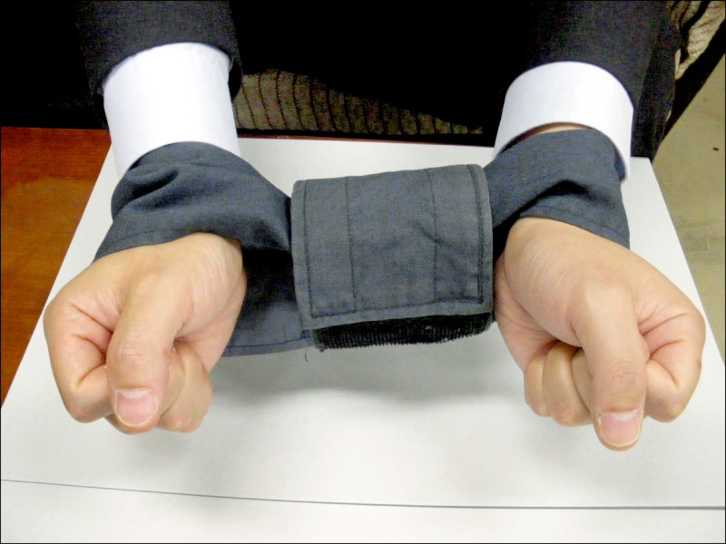 日本警方公用解送手銬之護套。（作者提供）