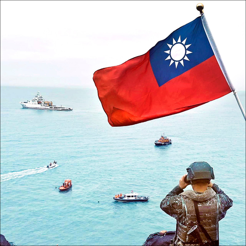 我國海巡取締中國越界快艇案，撥開表面的管理海域攻防，水落石出的深層矛盾則是主權爭議。若海巡升級到軍事，北京冒進「收復金馬固有領土」，只會令台澎主權議題更加單純，對北京弊多於利。圖為金門海巡隊協助中方搜救「閩龍漁六一二二二號」漁船失蹤船員，金防部東碇島上駐軍則嚴密監控海上動態。（取自國防部發言人臉書）