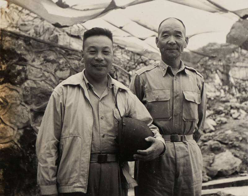 後來在兵荒馬亂即將撤退來台之際，蔣經國（左）不忘將兩個孩子帶出來，幾次派王昇勸說後，章亞若母親周錦華才勉強同意和家人再次分手，攜帶雙胞胎來台灣。（中央社資料照／胡璉故居紀念館提供）