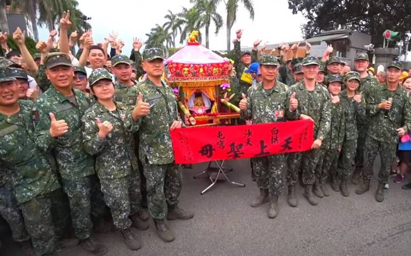 白沙屯媽祖鑾轎首度停駕斗六大埔營區。（截圖自白沙屯媽祖網路電視台ＹＴ頻道）