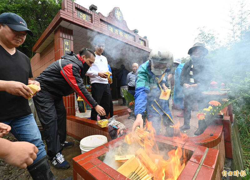 適逢掃墓祭奠祖先的重要節日，除了防範餘震也要當心引起祝融！圖為掃墓示意圖，人物本文無關。（資料照）
