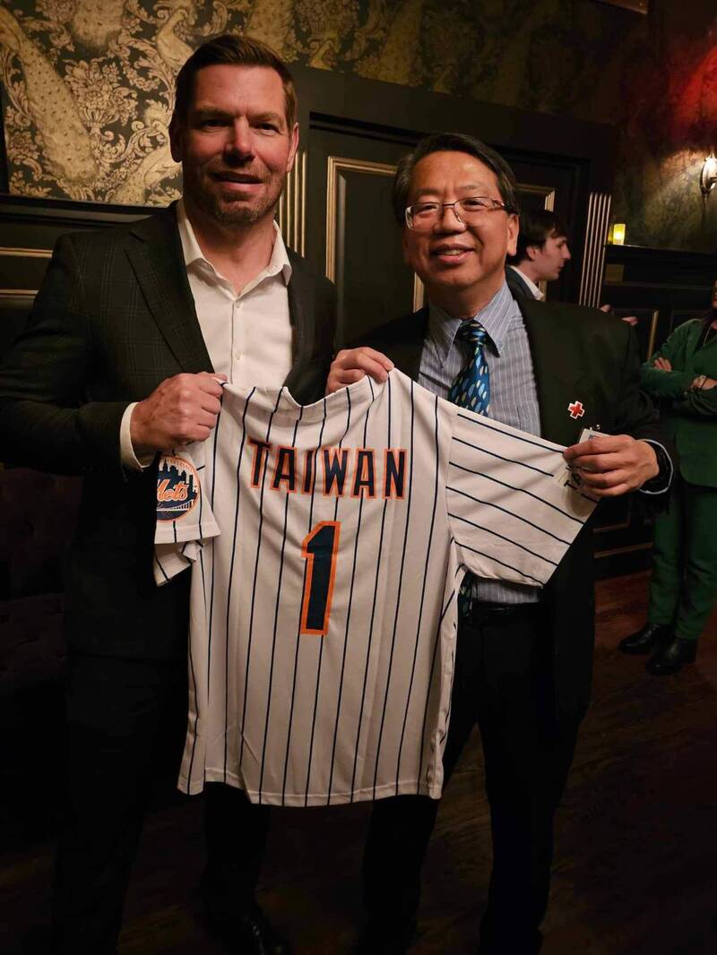 江明信送上台美友誼象徵的紐約大都會隊Taiwan Number 1球衣，同時邀請Eric Swalwell於5月25日參加由北美台灣一極棒聯盟所舉辦的奧克蘭運動家隊台灣日。（圖：Hello Taiwan提供）