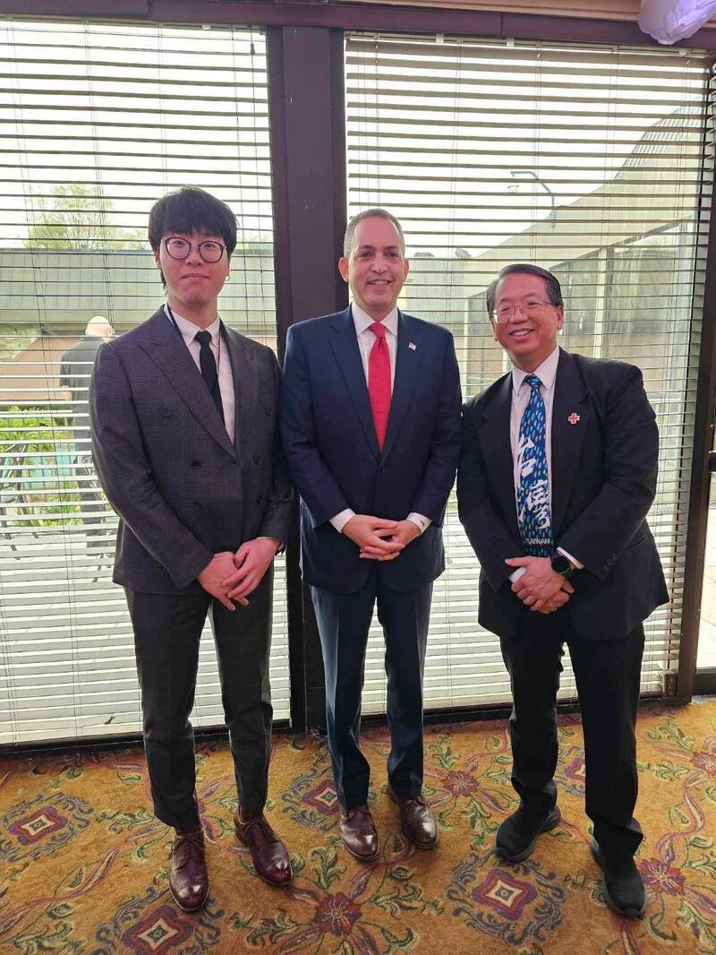 會後，Hello Taiwan表示在六月中旬舉行的Select USA商業交流活動中，台灣產業界代表團將來美參加，希望Don Graves（中）有機會與台灣代表團會面交流心得。右為Hello Taiwan江明信。（圖：Hello Taiwan提供）