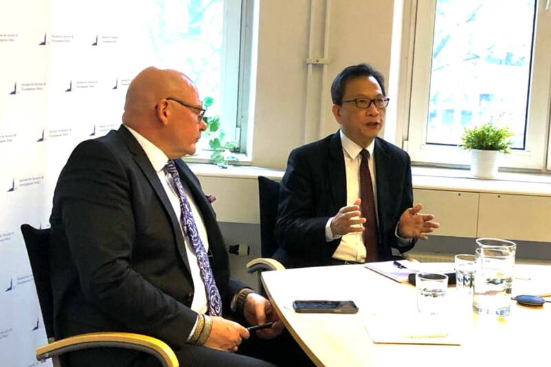 此次線上研討會是由瑞典智庫「安全與發展政策研究所」所長施萬通（Niklas Swanström）（左）及駐瑞典代表處谷大使瑞生（右）致開幕詞及主持。（瑞典代表處提供）