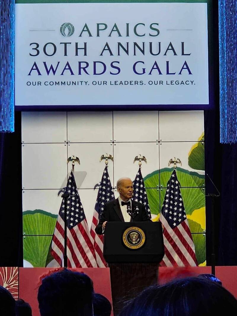 圖為美國總統喬·拜登（Joe Biden）親自到場致詞祝賀。（Hello Taiwan 提供）