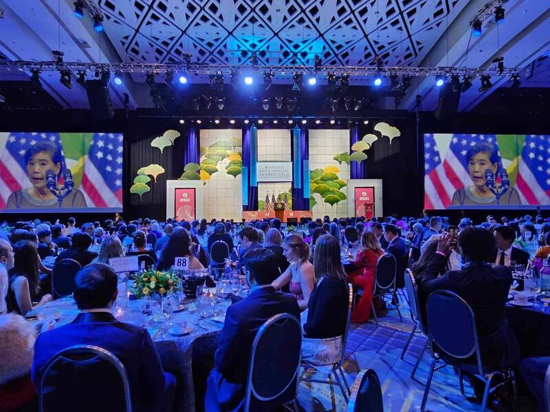 加州眾議員朱迪·朱（Judy Chu）在晚宴上獲得了終身成就獎，她稱這次晚宴為著名的「亞裔舞會」。（Hello Taiwan 提供）