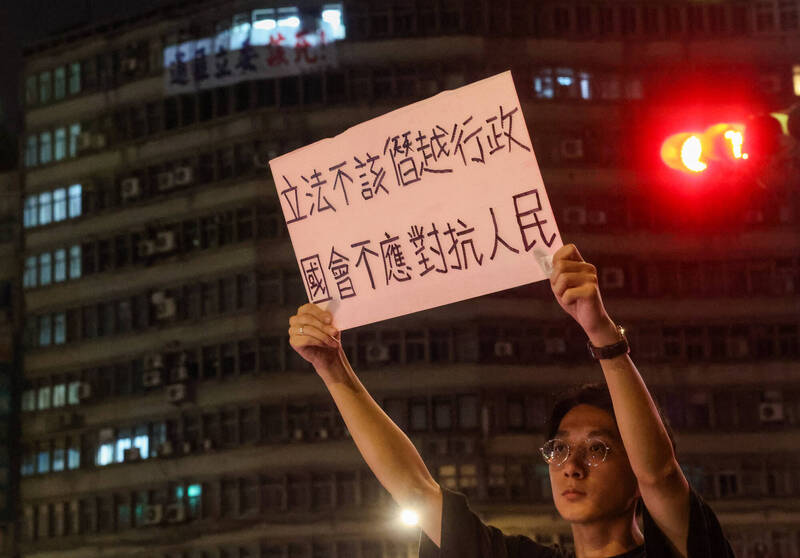 目前二讀通過之「藐視國會罪」及「賦予國會調查權」之相關立法具有明顯之制度瑕疵，背離了國會改革之初衷，濫用了人民託付之權利。圖為21日於立法院外，有抗議民眾朝中山南路往來車流高舉標語，盼喚起更多國人關注立院亂象。（中央社）