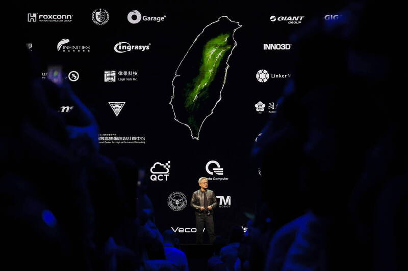 近日AI教父黃仁勳在台大體育館開講，在演講中一句「謝謝你台灣」，極力挺台灣，感動了所有人，更是兩次秀出台灣地圖。（歐新社）