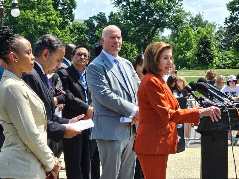 圖為前眾議院議長加州民主黨眾議員裴洛西（右）與眾議院中國共產黨特別委員會成員及其他議員一起參加紀念六四天安門事件35周年活動。（Hello Taiwan 提供）