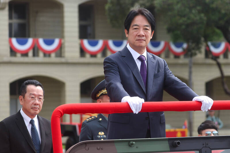 賴清德總統（中）和顧立雄部長（左）的言論共同傳遞了一個清晰的信息，臺灣將堅持不懈地保護自己的主權和安全，不會屈服於任何形式的威脅，通過與國際盟友的合作和自身國防能力的提升，臺灣將在面對任何挑戰時，始終保持堅定和從容。（中央社）