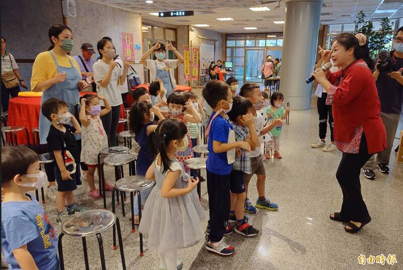 台語講師劉惠蓉（右）於台南生活美學館「南台灣社區母語來交陪」活動，以台語童謠帶動唱，趣味活潑地教小朋友學台語。（資料照）
