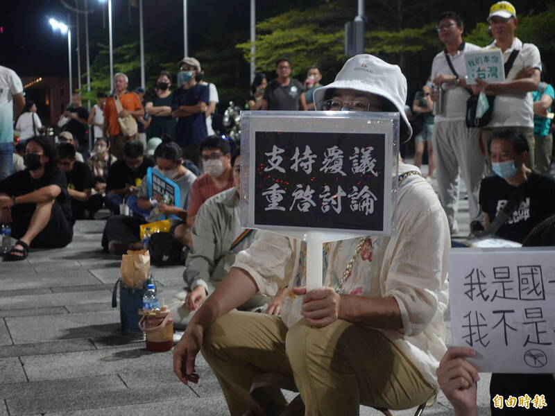 這次的立法委員職權行使法的修改，只是立法院的「權力自肥」。立法院不僅要監督行政院，把行政官員當作奴僕般地踩在地上凌虐，而且還想監督總統，想要定期化一問一答質詢總統。圖為日前有民眾自備「支持覆議，重啟討論」等字牌，表達對國會黑箱的不滿。（資料照）