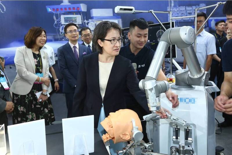 蕭美琴副總統走訪今年新增設的「智慧醫療主題館」及「遠距醫療暨智慧醫材主題館」，並與業者進行了熱烈的交流。。（翻攝台灣國際醫療暨健康照護展臉書）
