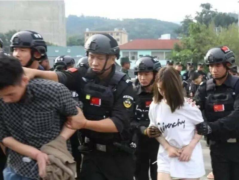 圖為2023年緬緬甸北部佤邦司法委近期搗毀了數十處詐騙集團據點，15日再向中國公安移交277名電信詐騙犯。（擷取自微信）