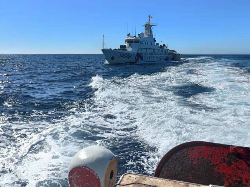澎湖漁船在公海作業，中國海警船亦步亦趨。（漁民提供）