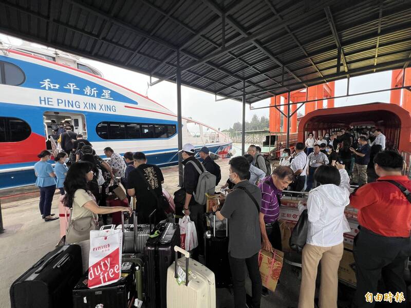 國民黨與民眾黨日前提出修正動議，決議解除人民組團赴中國旅遊的限制，並優先開放小三通讓中國觀光客赴金馬澎觀光。