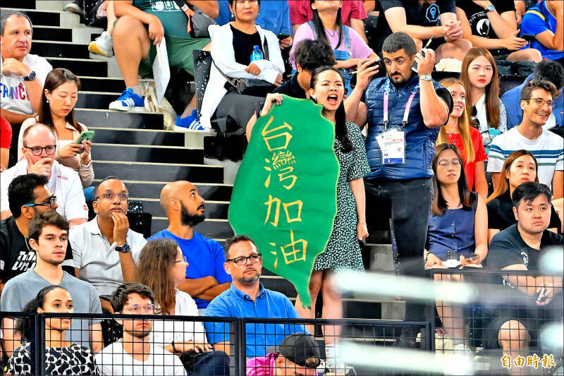 奧運羽球男雙「麟洋配」日前四強戰，發生台灣女球迷高舉寫有「台灣加油」的海報，隨後被中國球迷撕破搶走，引起騷動。（資料照）