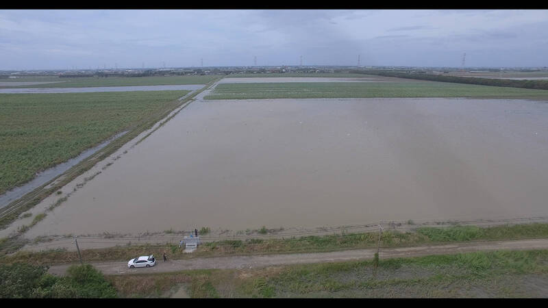 水利署在雲林褒忠有才寮大排旁台糖的1100公頃農地推動在地滯洪，這次凱米颱風先把430萬噸雨水蓄留在農田，讓沿線4村落都沒有淹水。（水利署第五河川分署提供）
