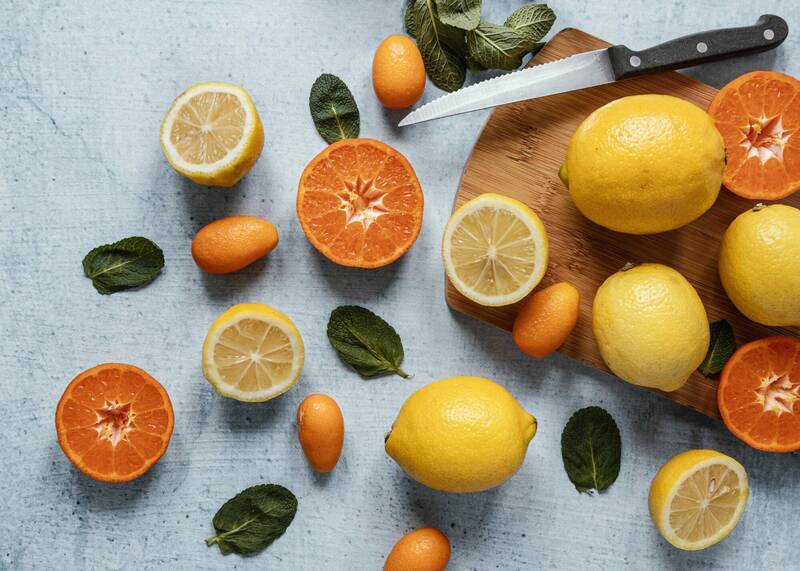 芸香科的水果和中藥看似無害，但如果服用某些藥品的同時吃了這些水果，卻可能產生嚴重的交互作用，導致藥品副作用。（www.freepik.com）