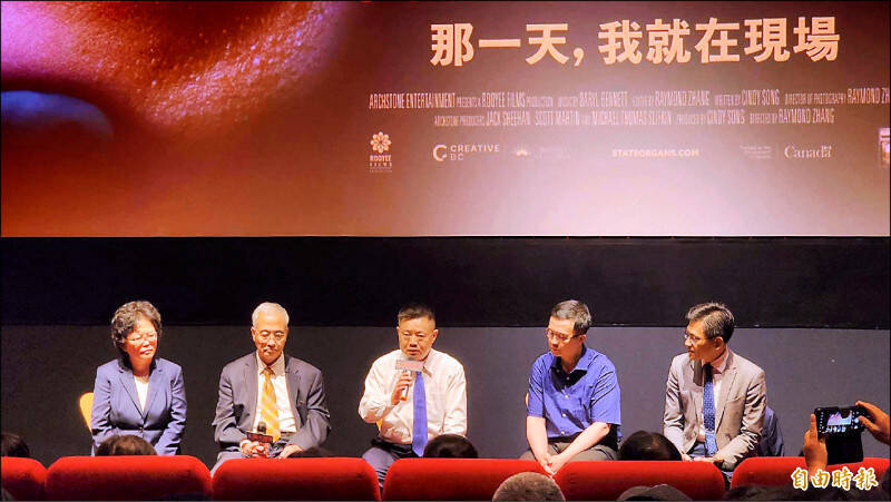 上月曾親身目睹中國活摘器官現場的前中國醫生鄭治（中）來台現身說法。（資料照）