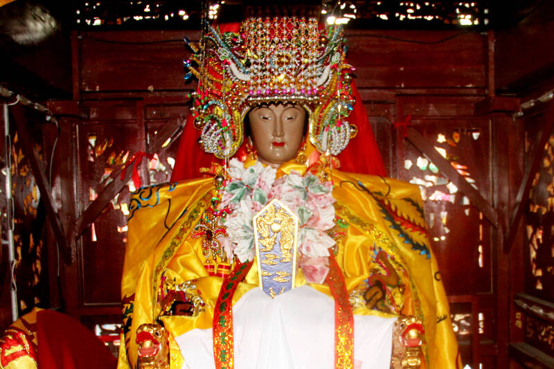 總而言之，由中國政府贊助的媽祖旅遊活動是影響台灣媽祖廟領袖的統一戰線。圖為2017年中國大陸福建湄洲媽祖來台展開巡安之行。（中央社資料照）