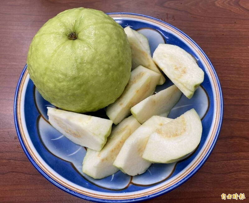 老一輩傳說中，中元拜拜，不建議用「芭樂」作為供品，因為「芭樂」的籽非常多，代表事情繁雜、難以處理，恐怕會帶來困擾。（記者張聰秋攝）